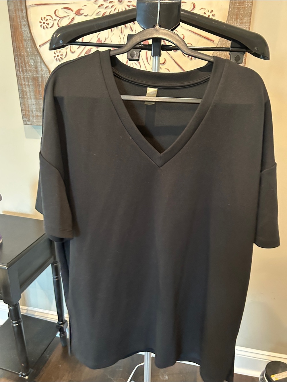 The Southern Shirt Company Women's V-Neck Short Sleeve Tee - Black